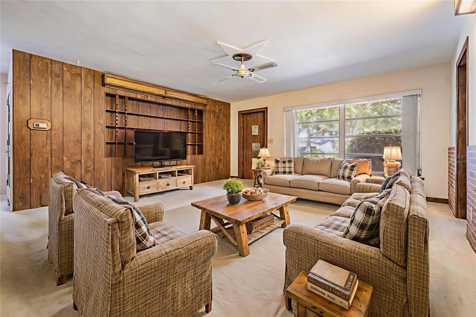 Family Room - This photo has been Virtually Staged.