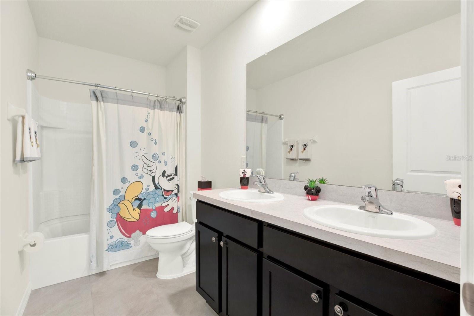 Upper hall bath with dual sinks