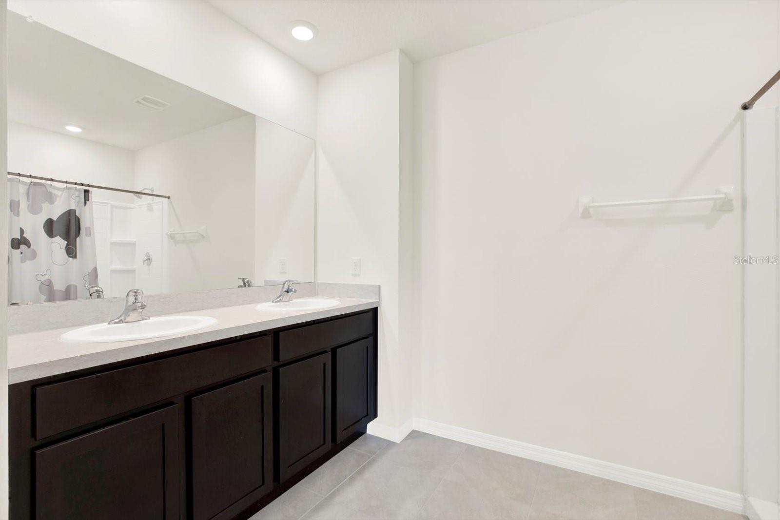 Master En-suite full bath