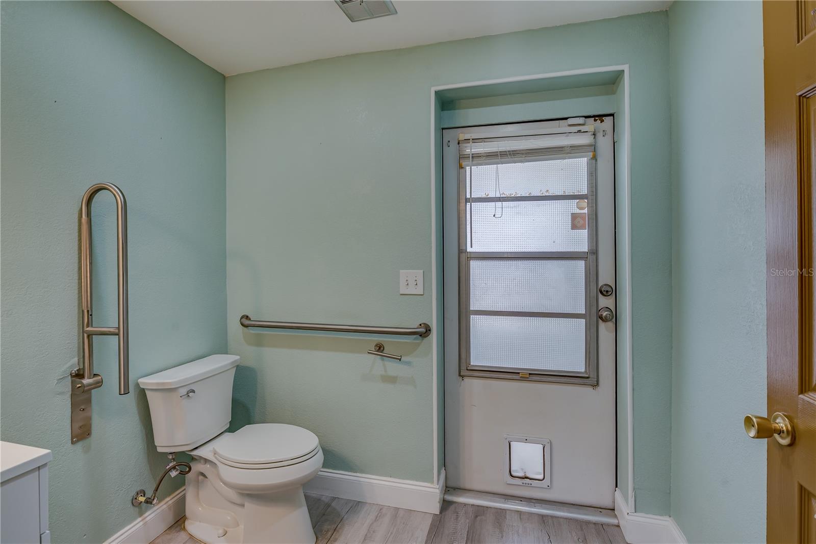 HALF BATH OFF OF FAMILY ROOM