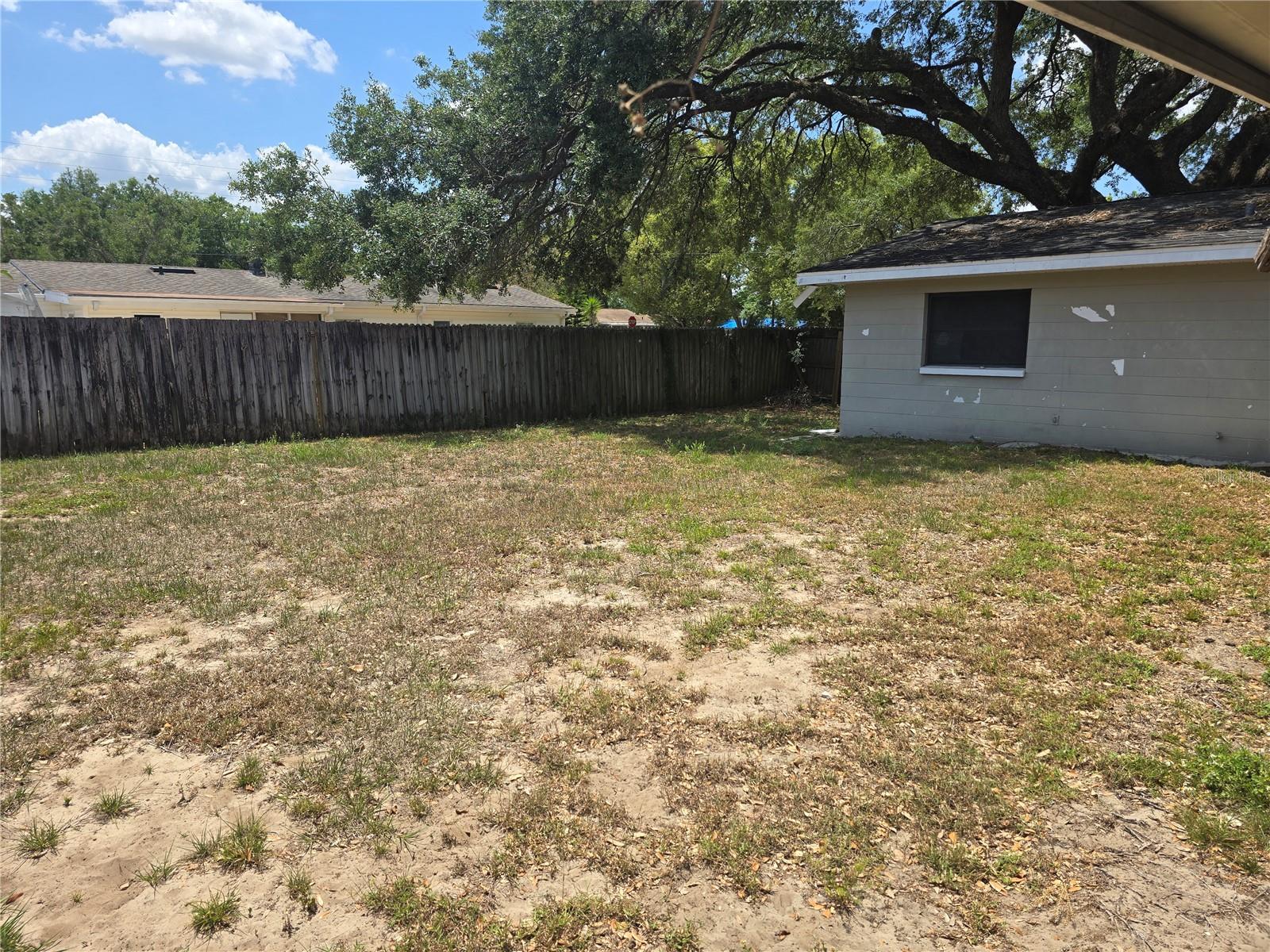 TB8414572
