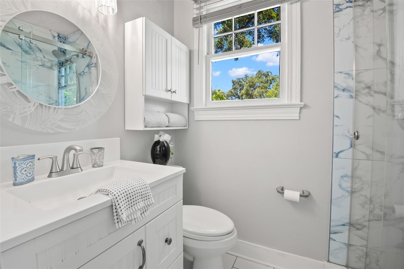 Updated full bath off hallway