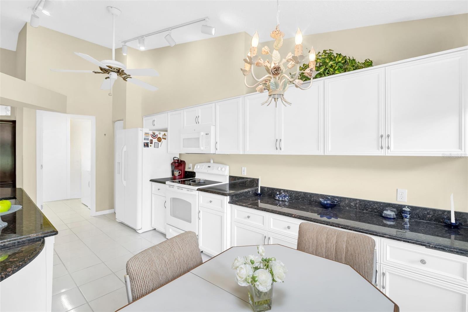 Convenient eat-in-kitchen nook for casual dining~
