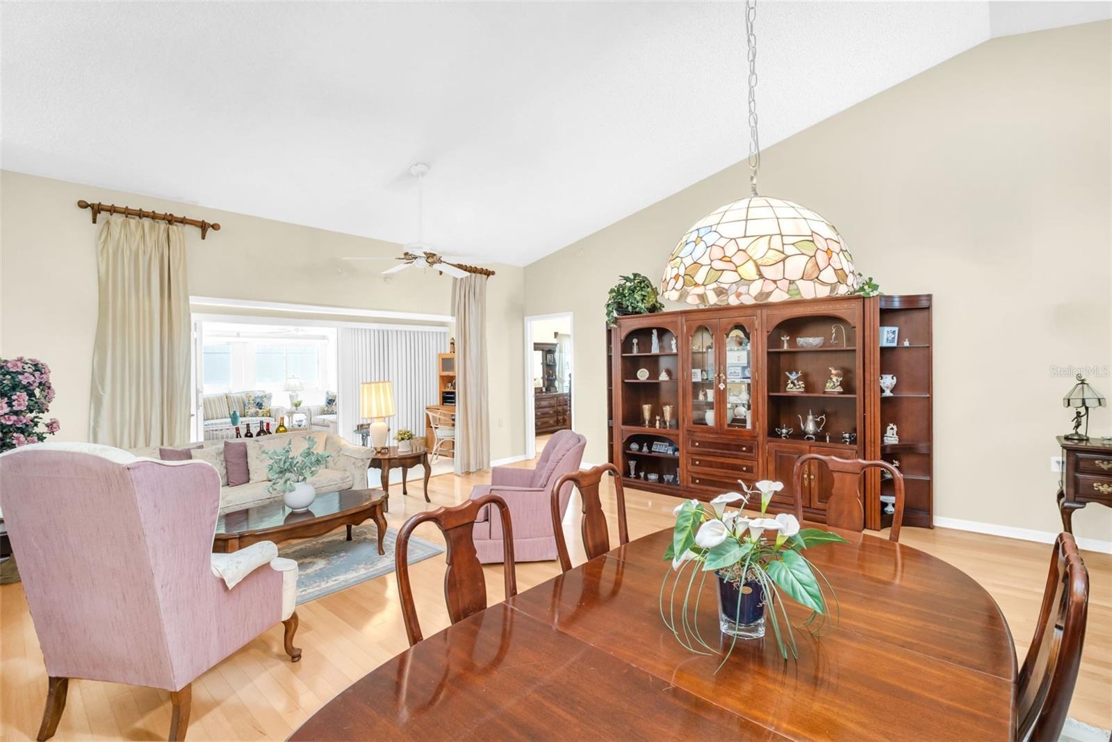 Formal dining perfect for entertaining family & friends~