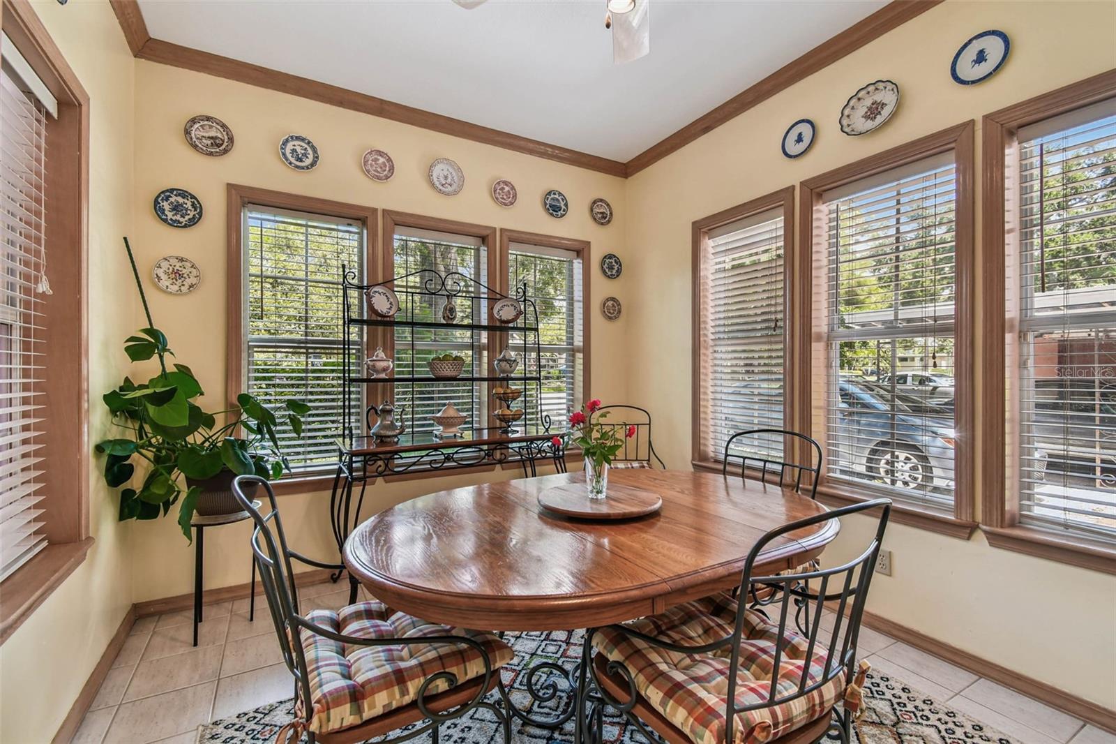 Light-filled airy breakfast room off kitchen