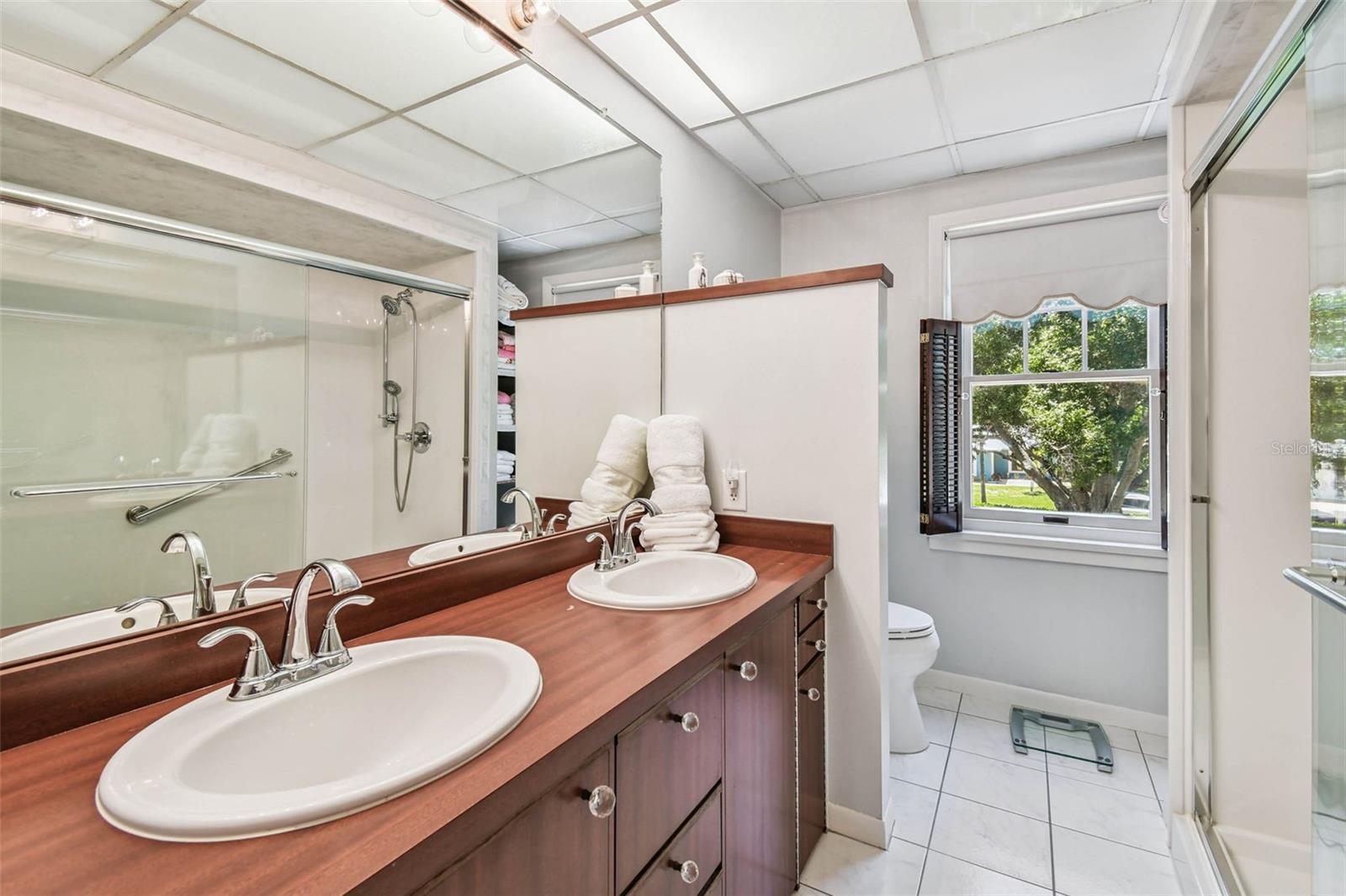 Bathroom with 2 sinks for primary bathroom