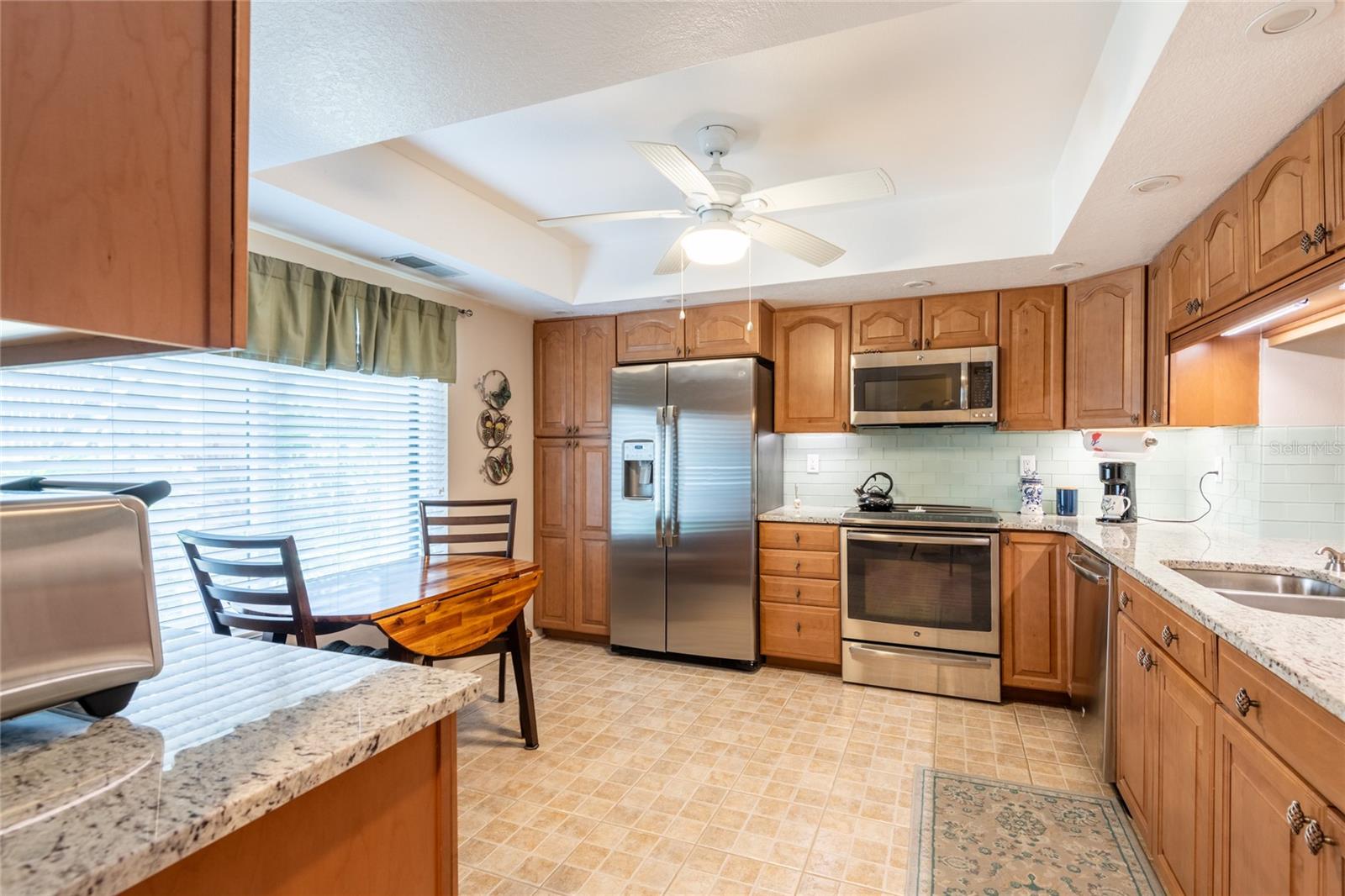 Newer appliances and granite countertops.