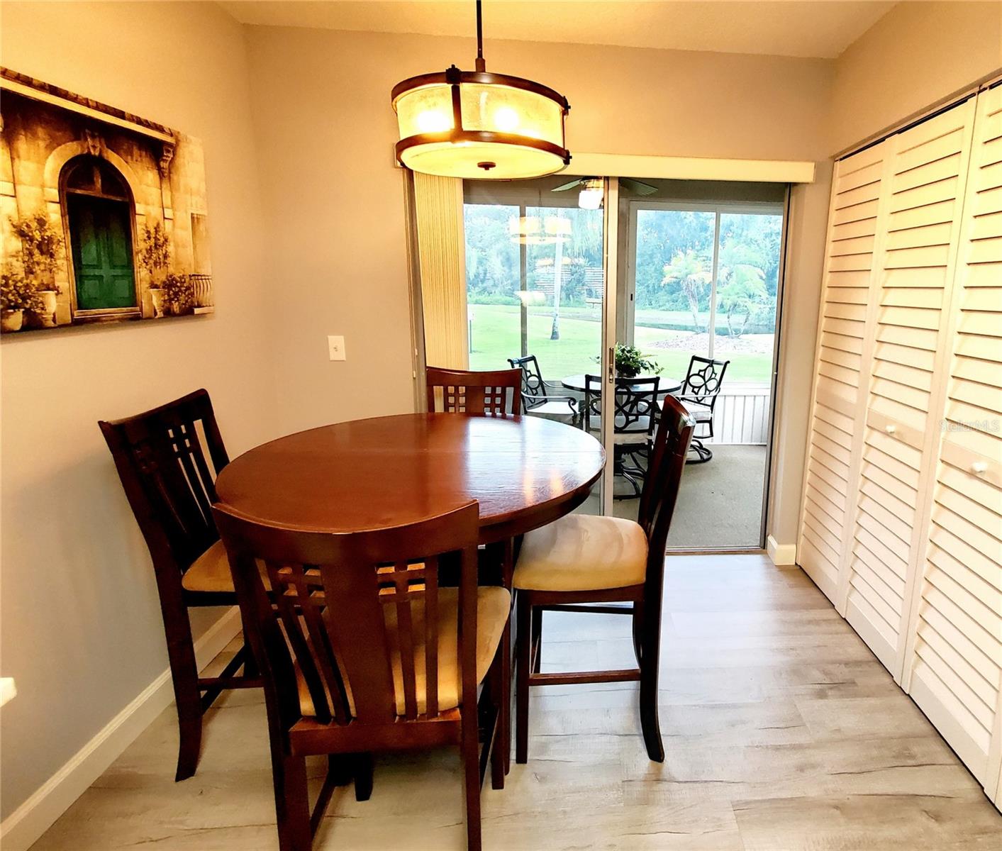 EAT-IN AREA