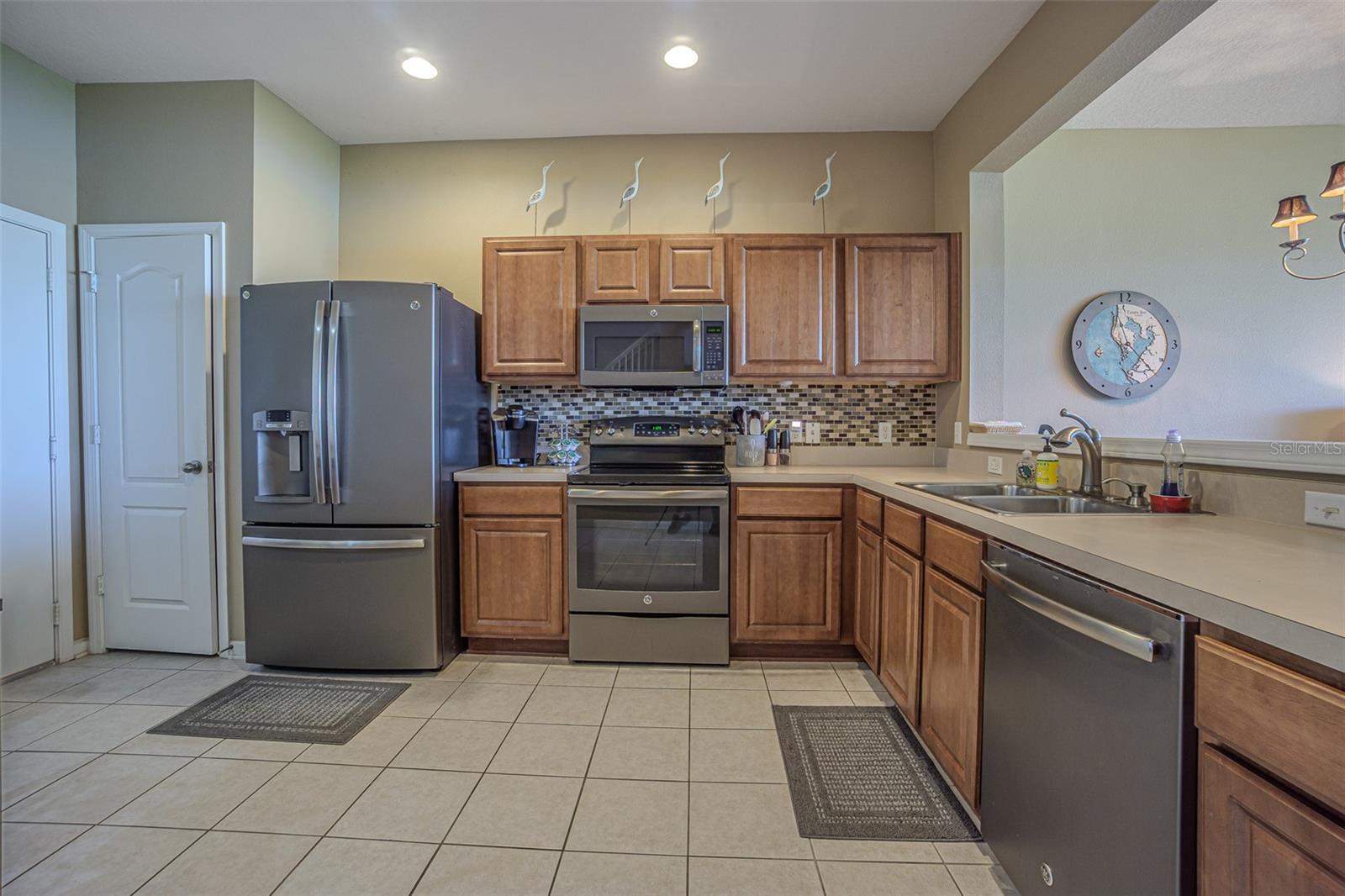 Wood Cabinets, Granite Countertops and GE mat SS Appliances ---