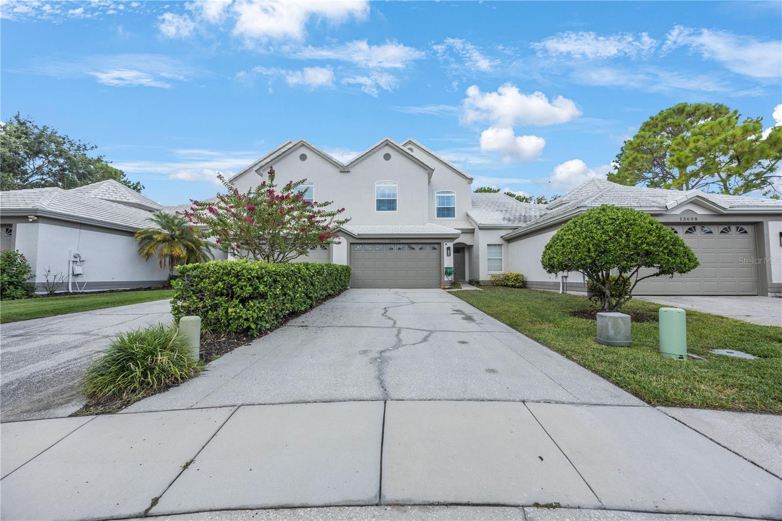 Home sits in a cul de sac and has lakefront views