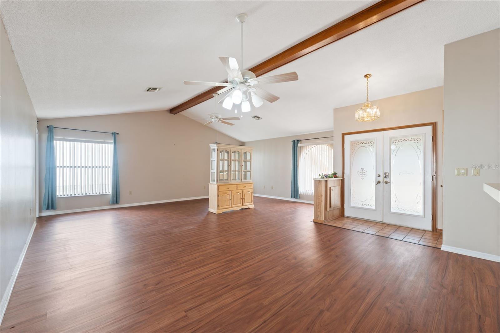 Great room! Gorgeous vaulted ceilings!