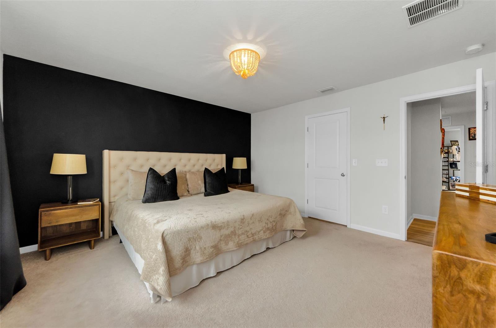 Spacious w walk in closet