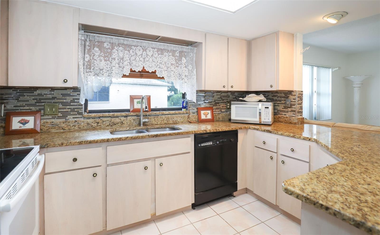 Kitchen with breakfast bar