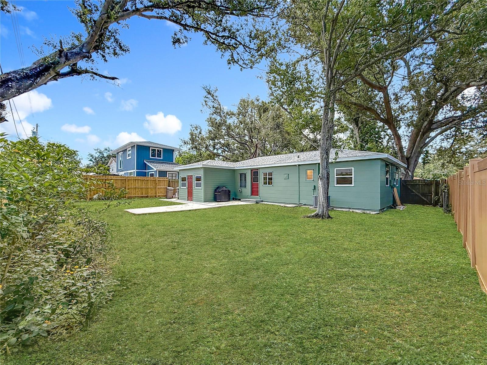 Large Fenced Yard - Outdoor Living Space