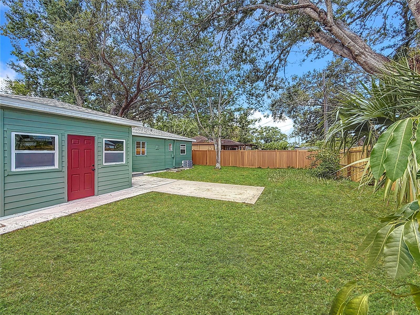 Large Fenced Yard - Outdoor Living Space