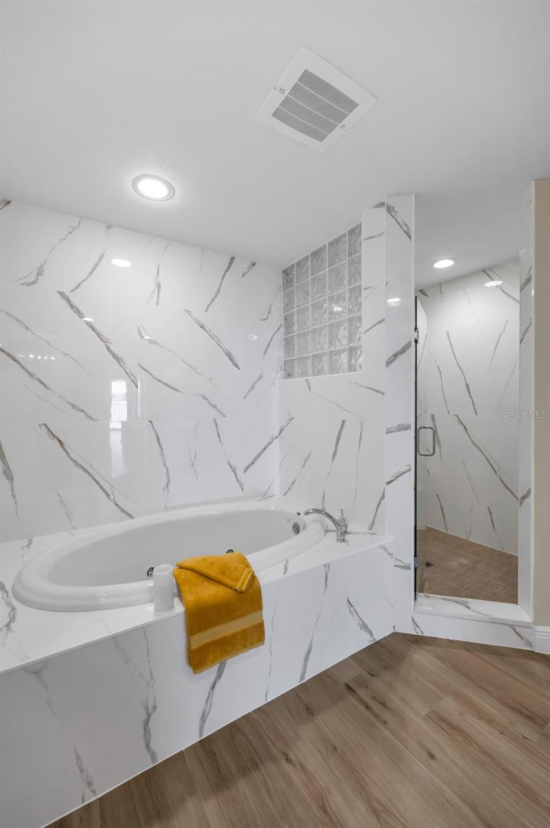 SICILIA II POLISHED PORCELAIN TILE COMPLIMENTS SOAKING TUB & WALK IN SHOWER - PERFECTO.