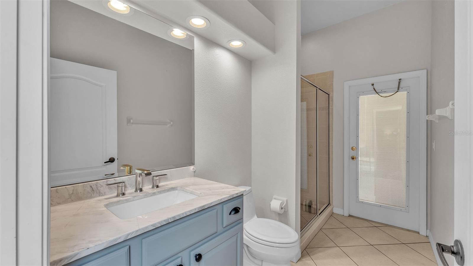 Bathoom with access to the pool