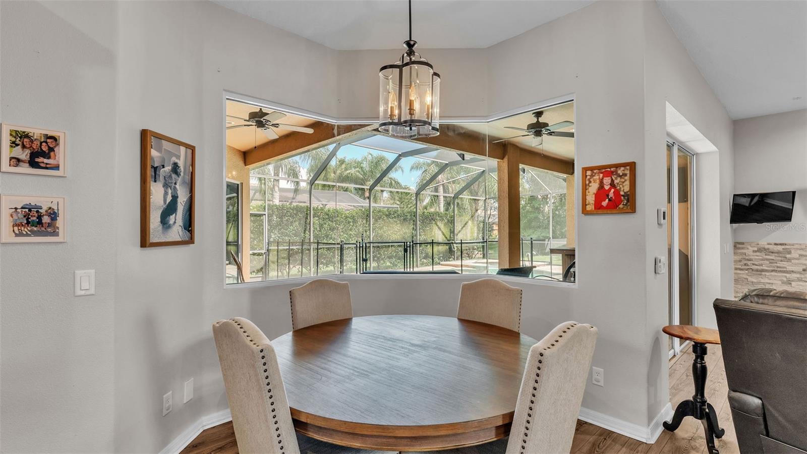 Kitchen eat-in area