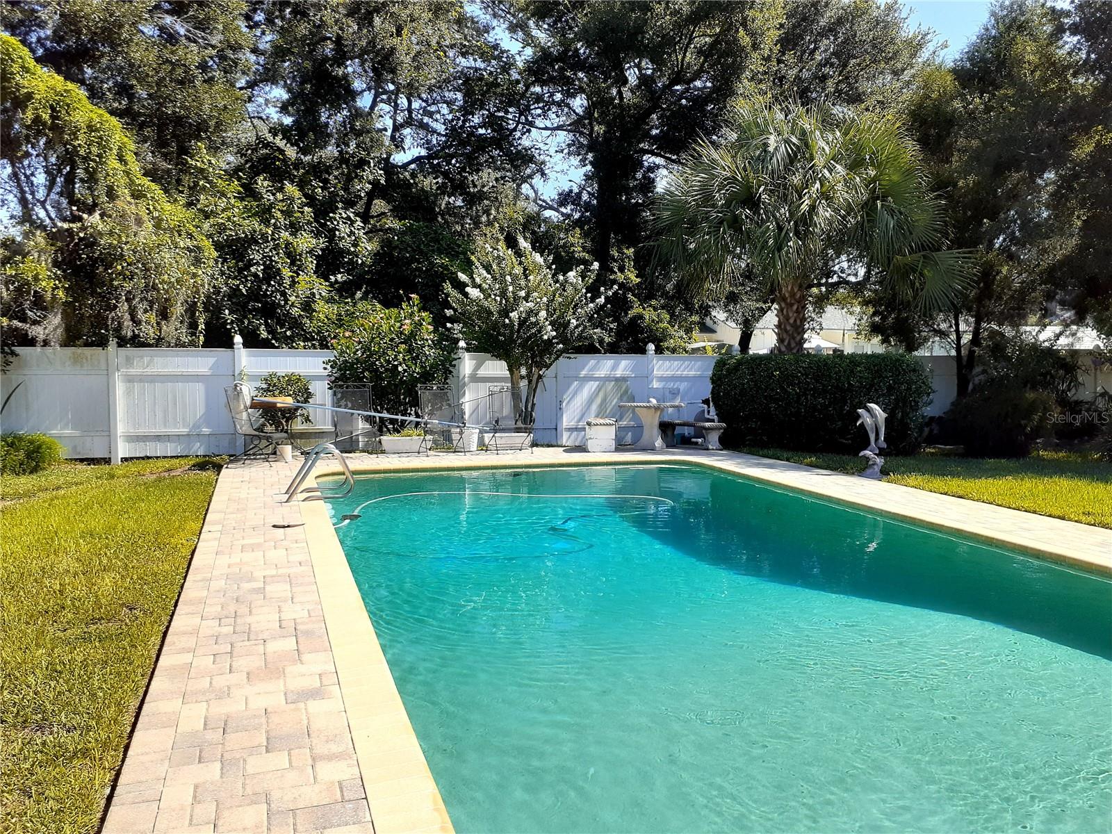 Relaxing swimming pool up to 8 feet deep