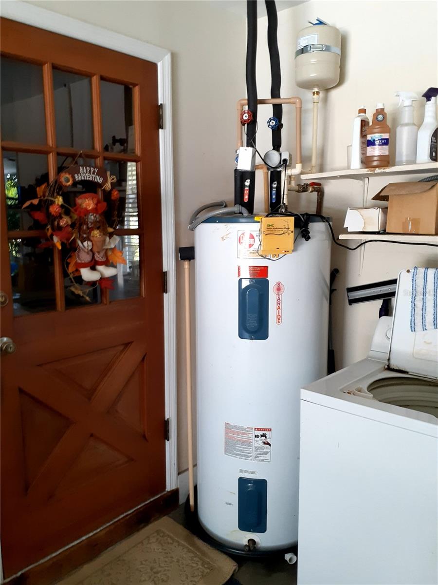Solar hot water heater