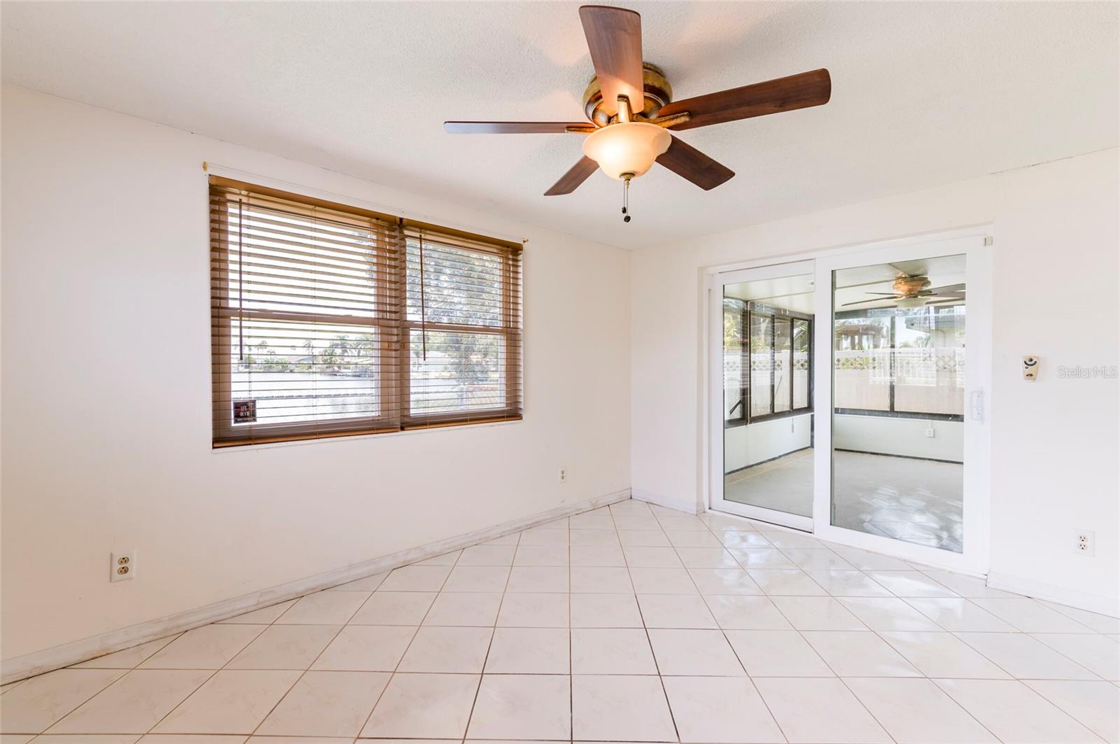 Dining/Living leading to lanai