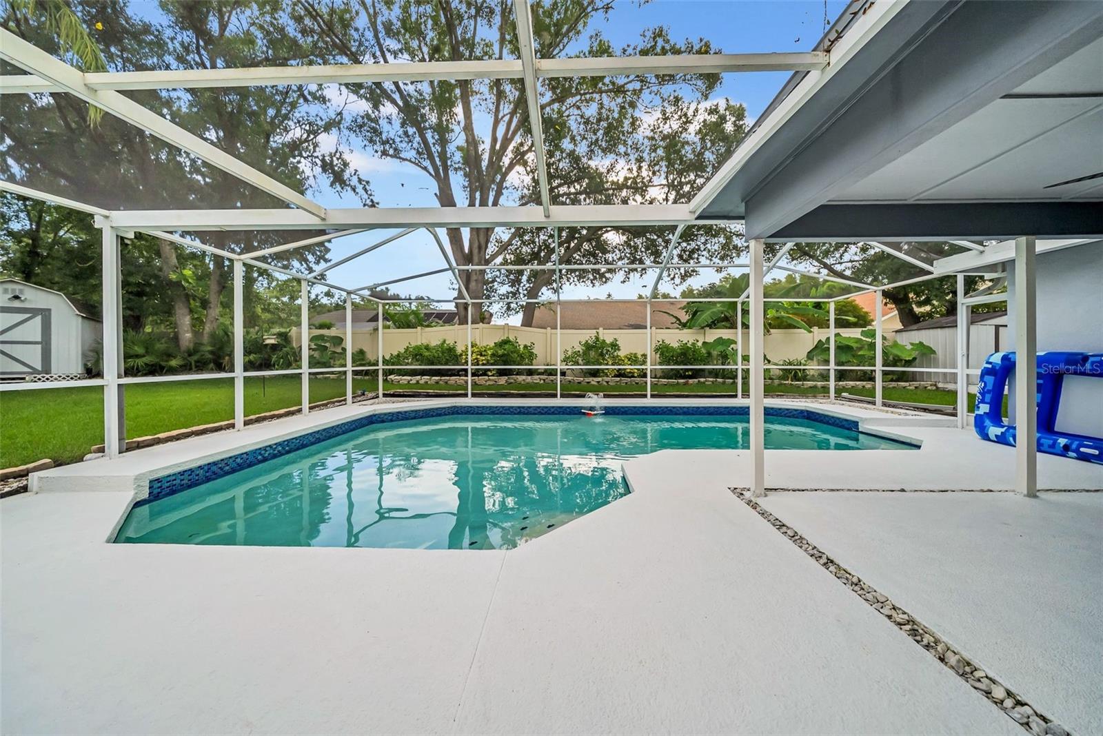 Large caged in swimming pool!Great for entertaing!