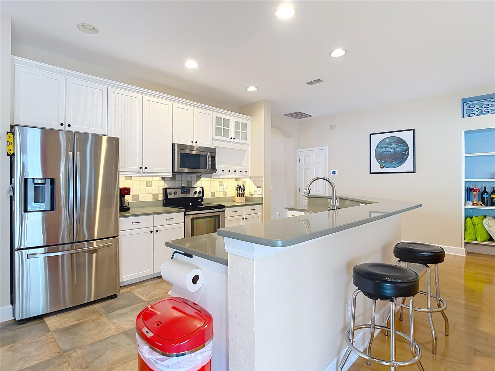 Kitchen with breakfast bar