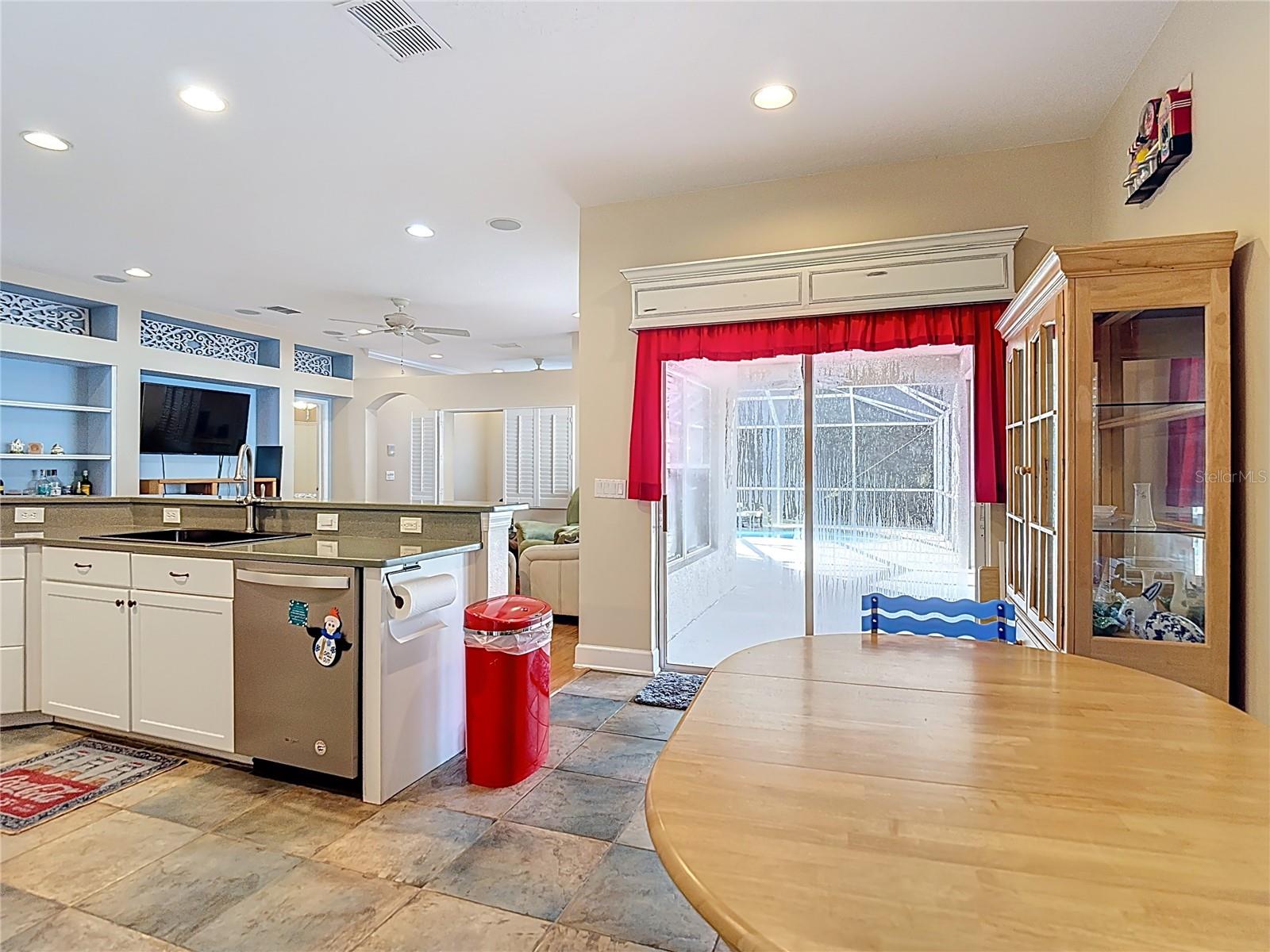 Eat-in kitchen