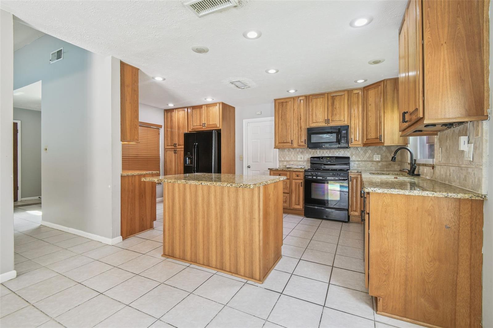 Kitchen w/center island & granite countertops