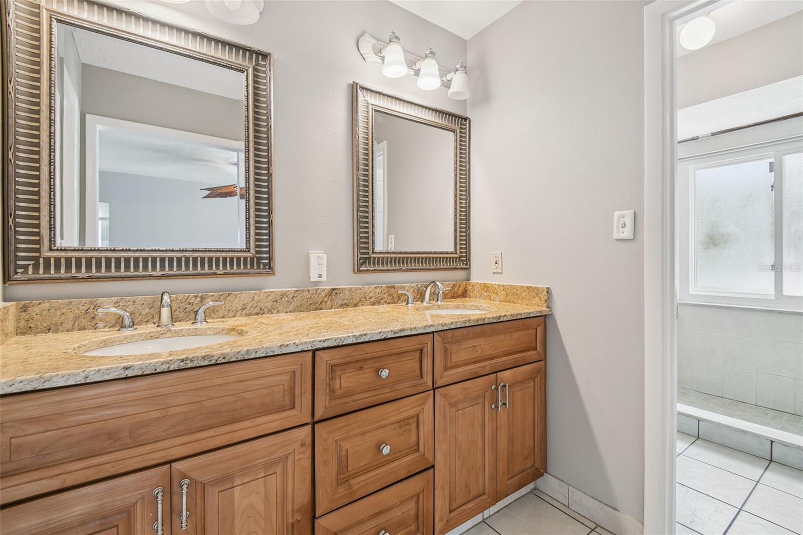 Primary bathroom w/double vanity & granite countertops