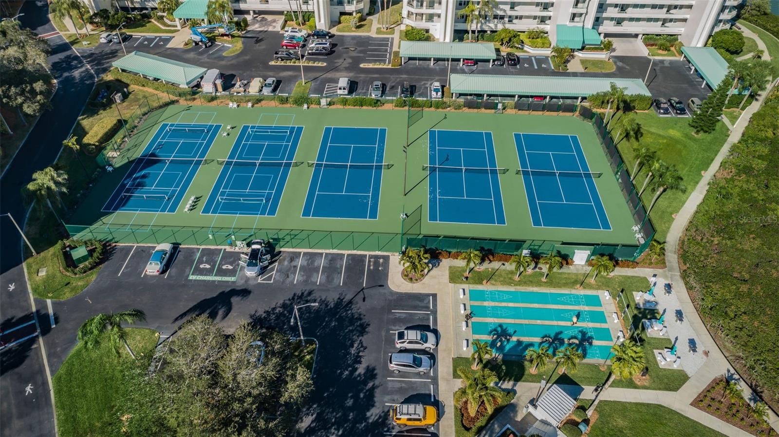 Master HOA tennis and pickle ball courts