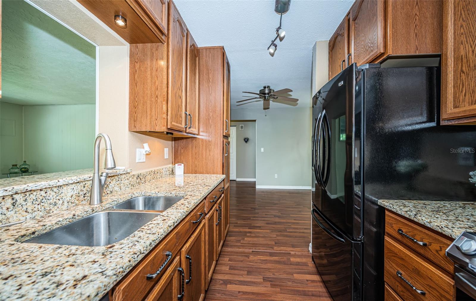 Updated kitchen w/wood cabinets