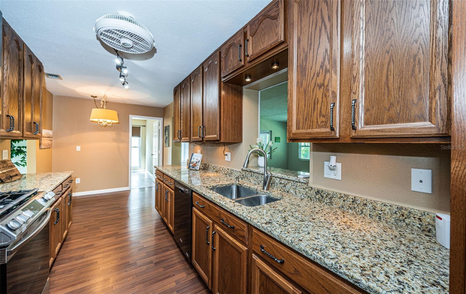 Updated kitchen w/granite counters