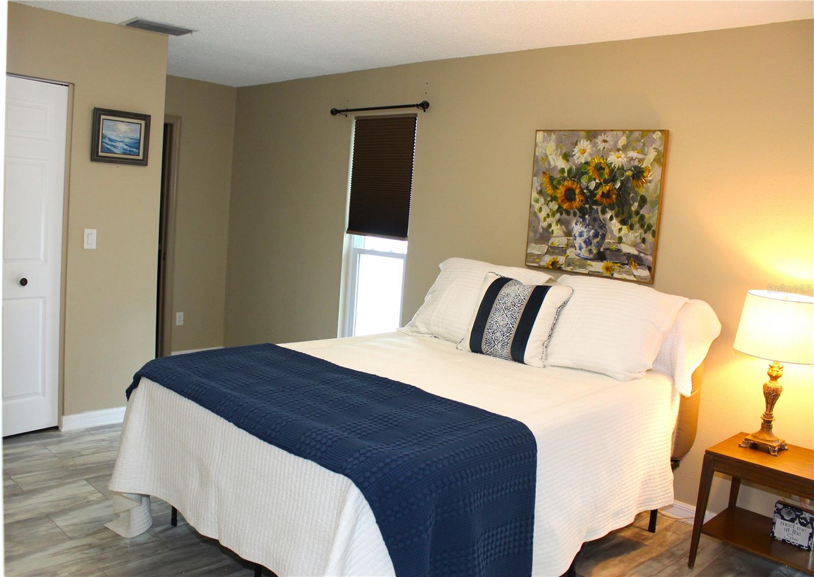 Primary bedroom w/ensuite bath