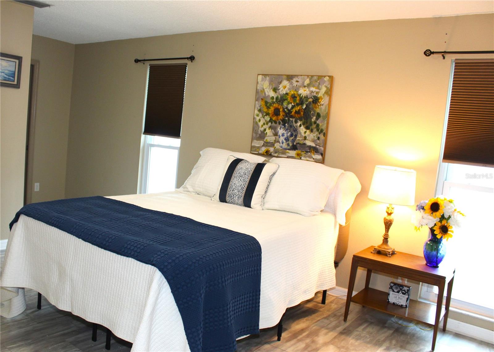 Primary bedroom w/ensuite bath