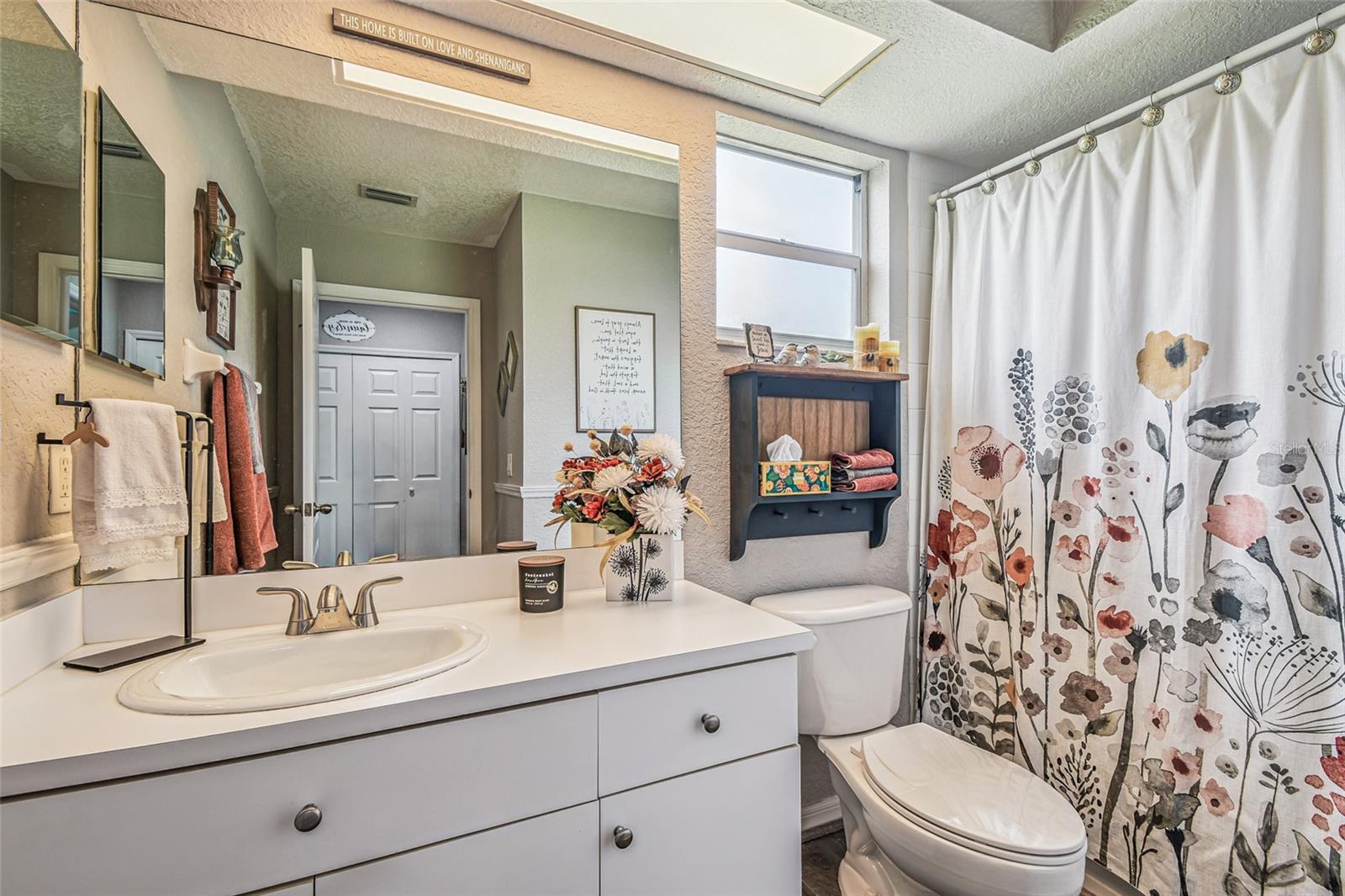 2nd Bathroom w/ Tub