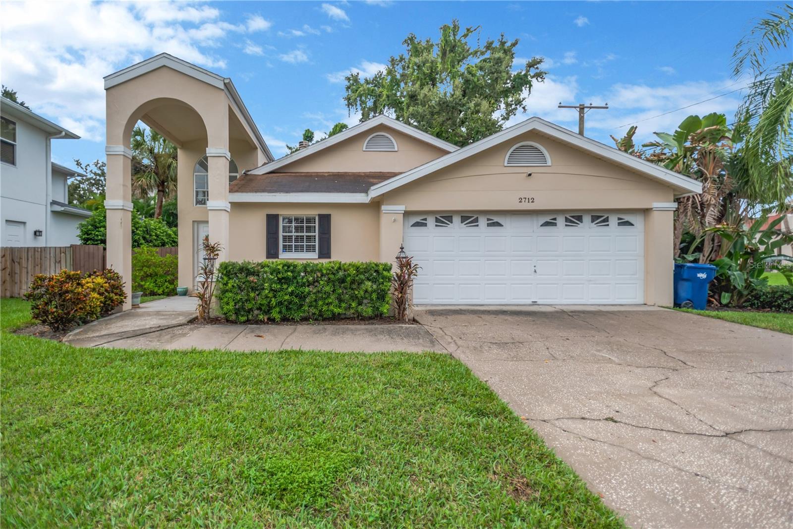 Long Driveway, Plenty or Parking!