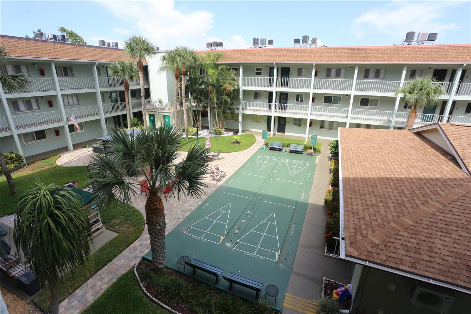 Shuffleboard court
