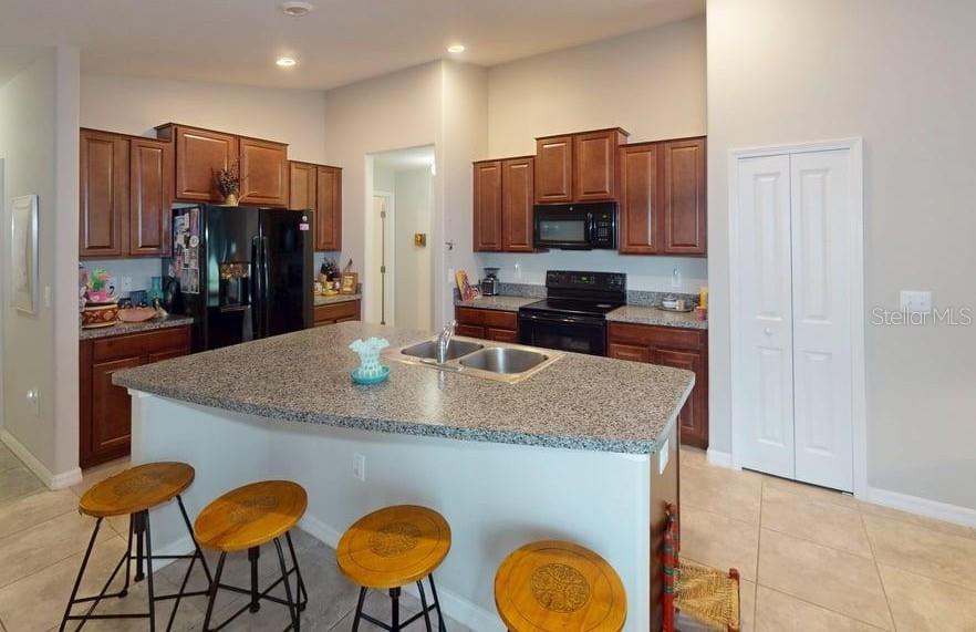 Kitchen Island fits 4 stools