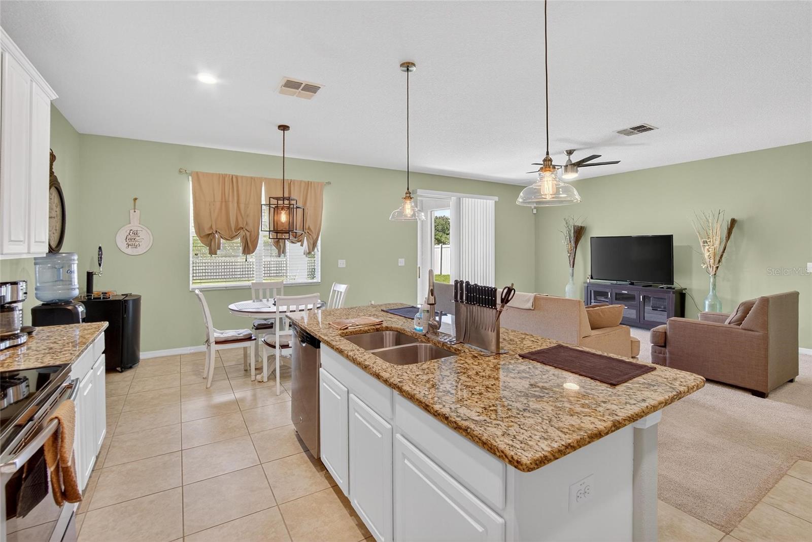 Kitchen facing dinette
