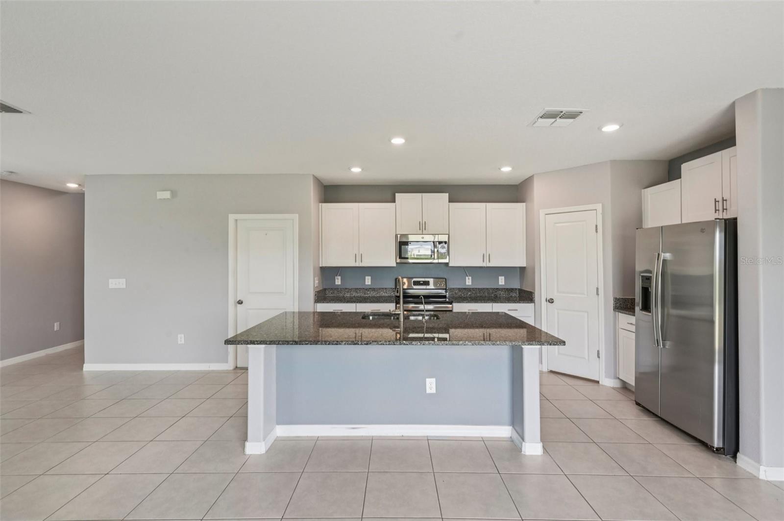 Granite and Stainless steel appliances only 3 years old