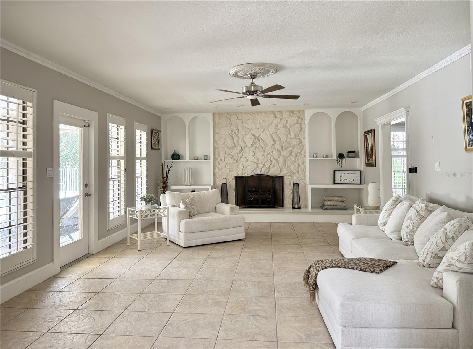 Living Area - 16 x 25