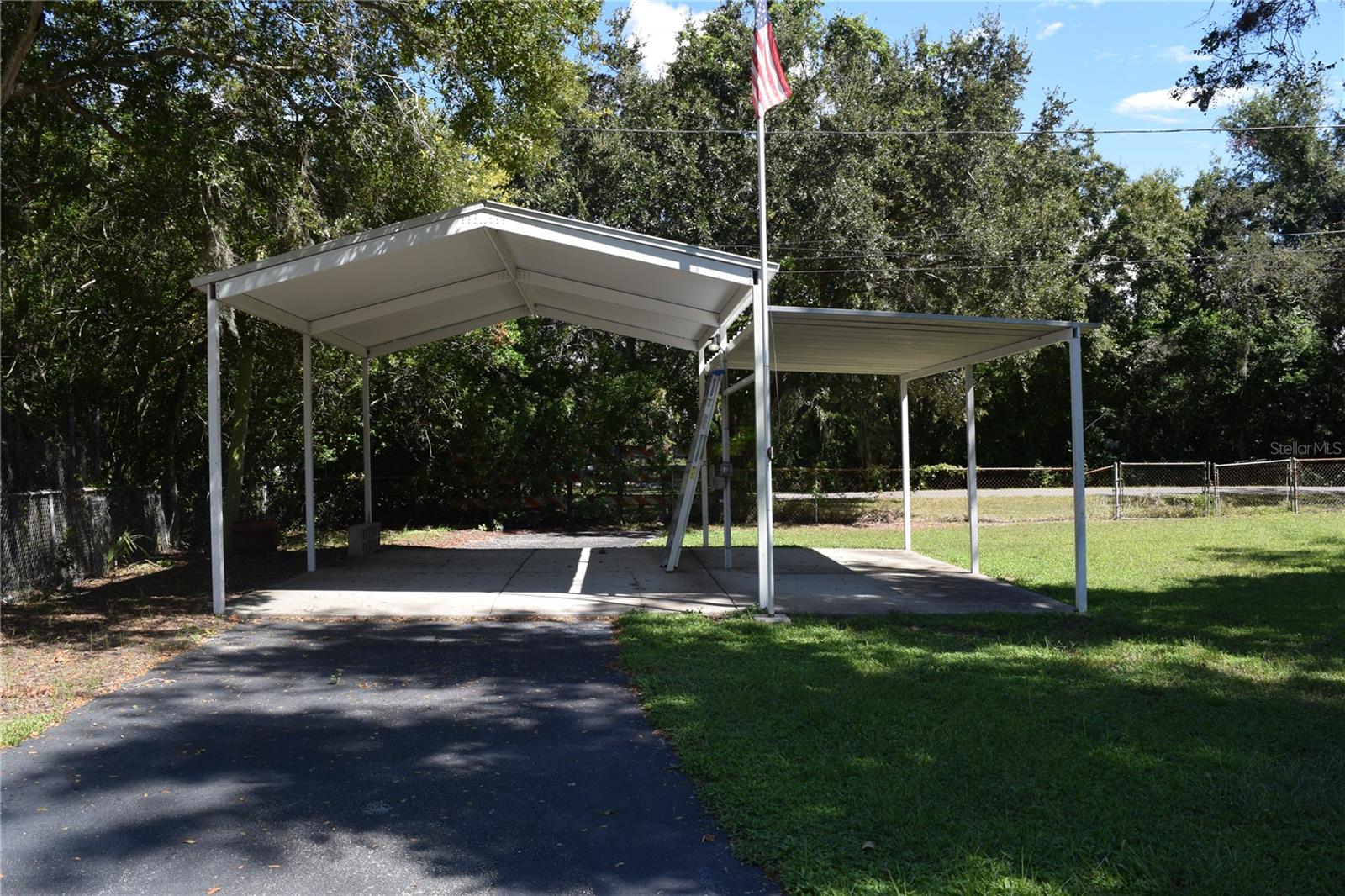 Carport with 3 parking spots