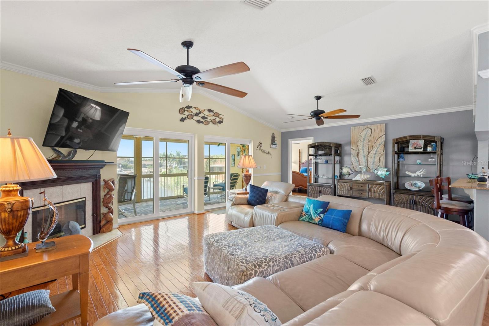 Living room/lanai top floor