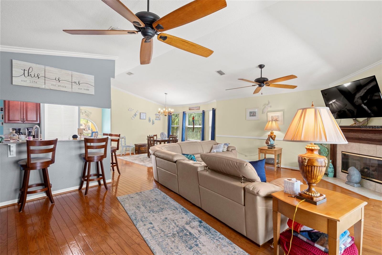 Open floor plan - living space - top floor