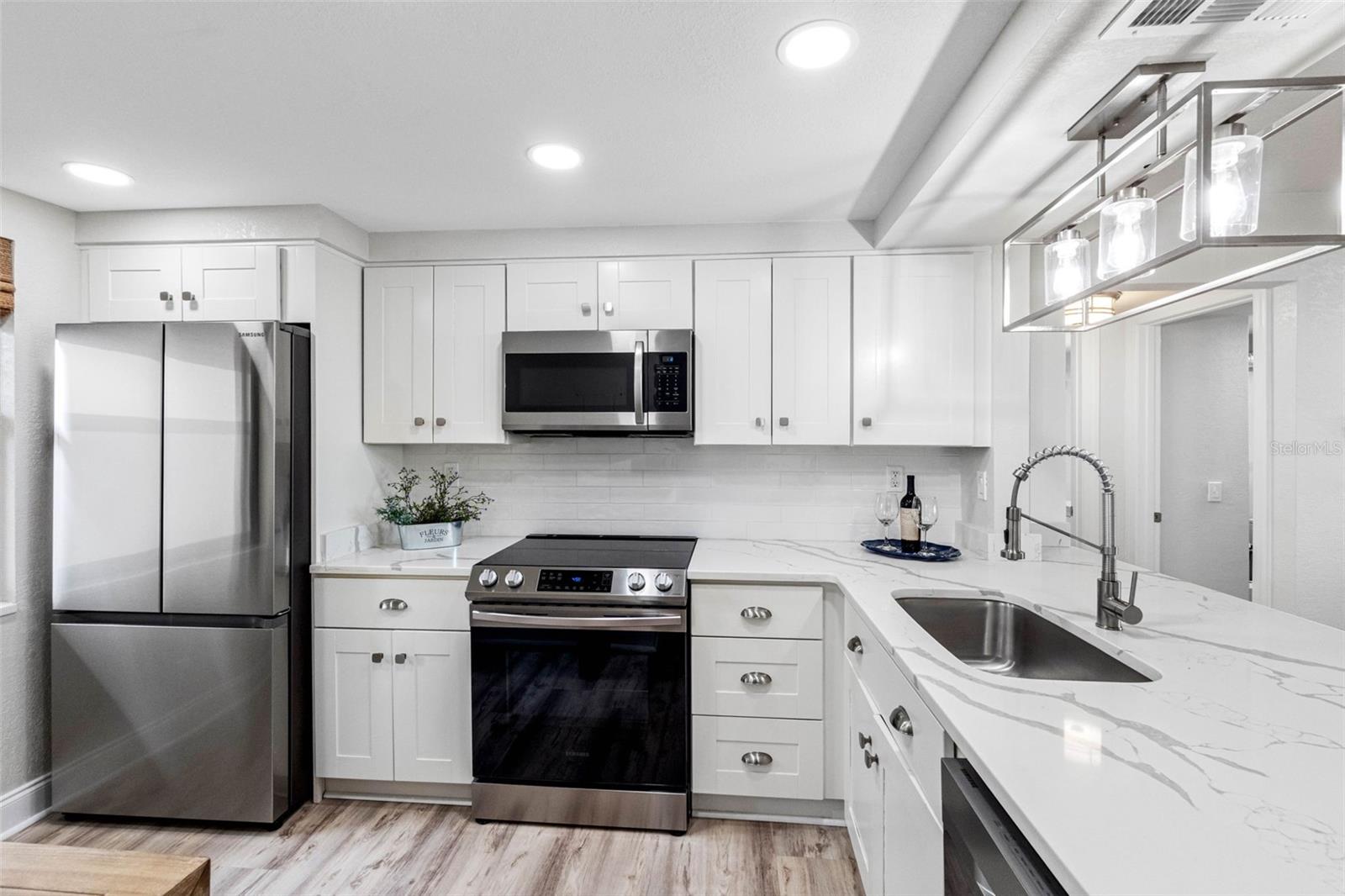 Marbled Quartz Countertops & Stainless Steel Appliances