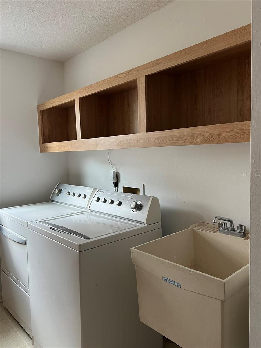 Laundry room w/ utility sink