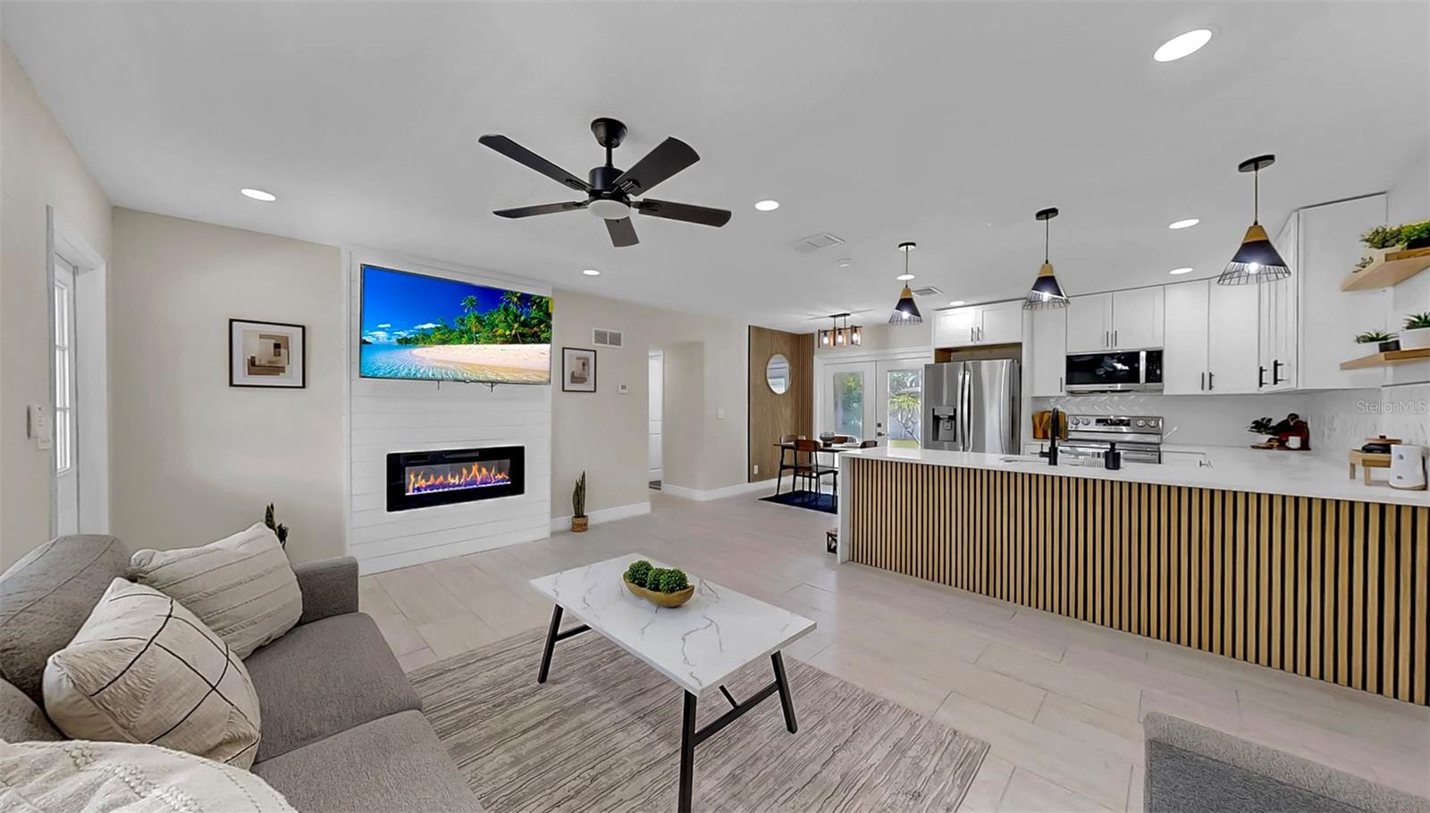 Living/dining/ kitchen combo