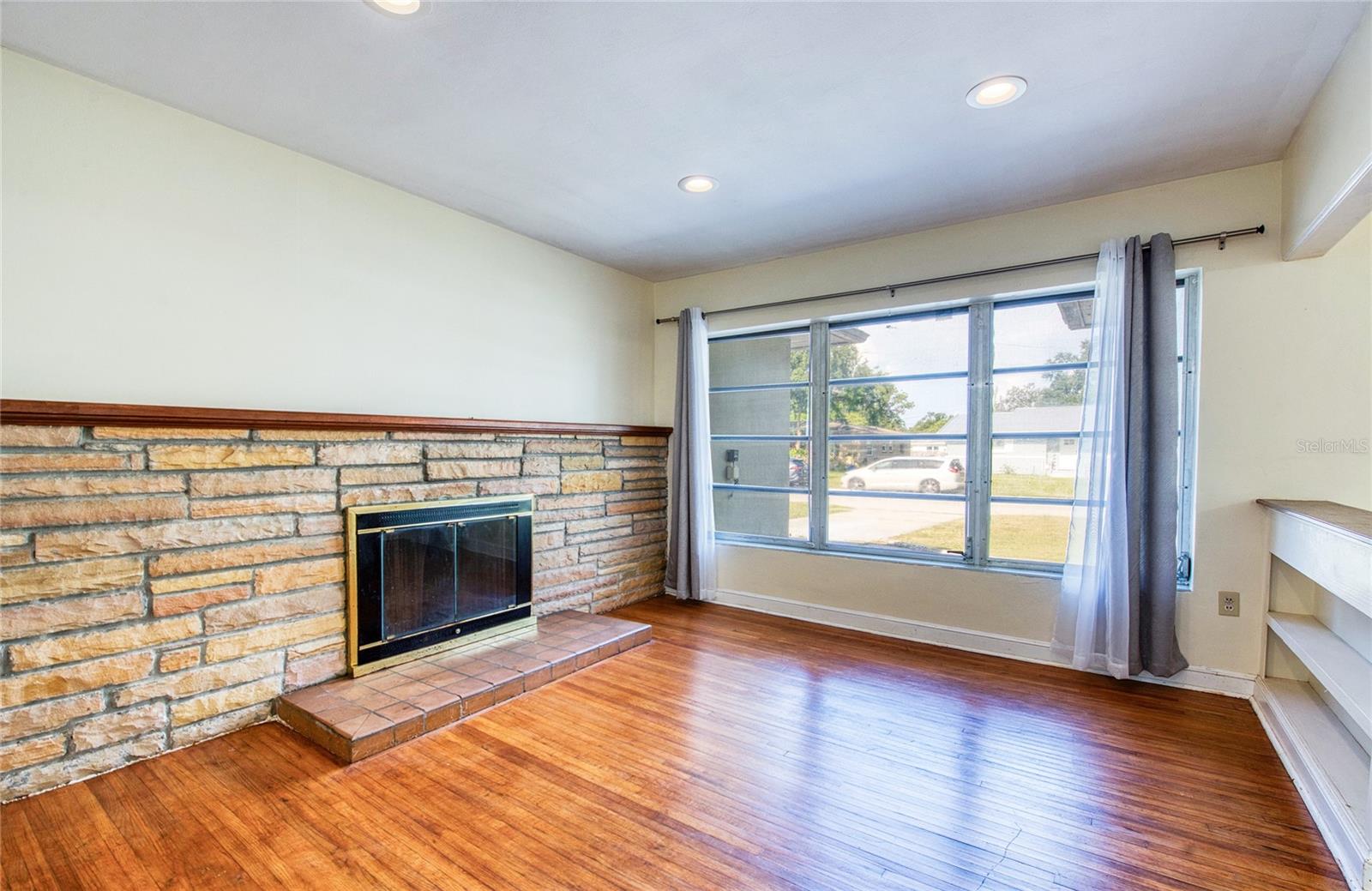 Living Room (2)
