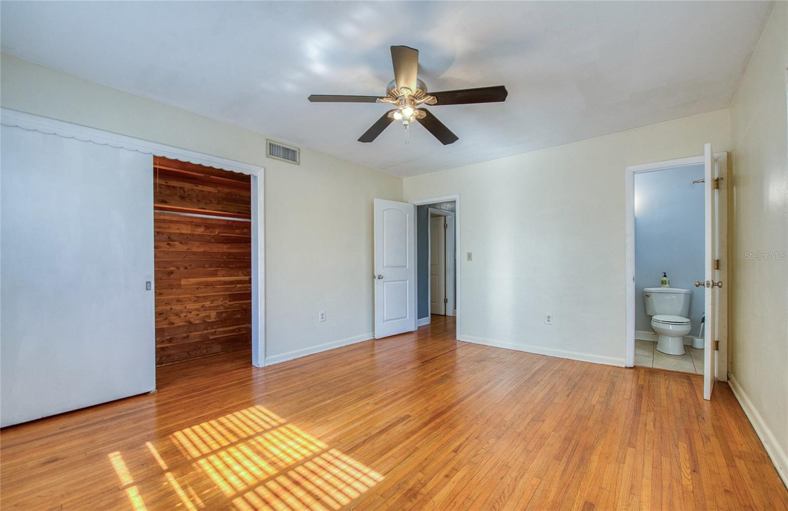 Master Bedroom (2)